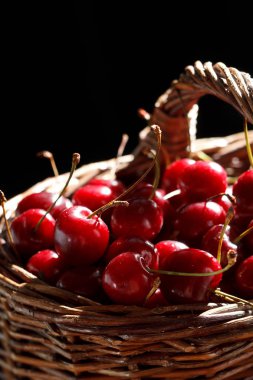 Hasır sepet yakın çekim Olgun kiraz