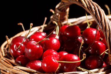 Hasır sepet yakın çekim Olgun kiraz