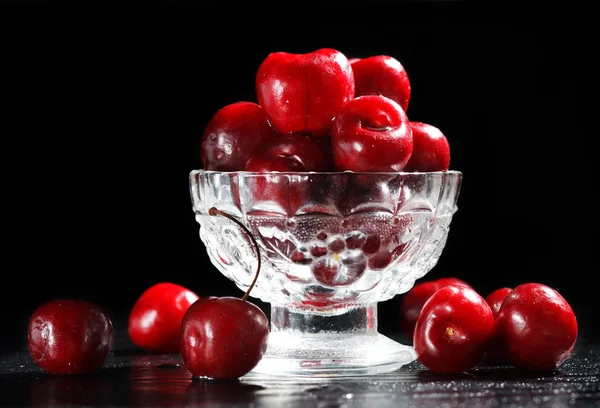 Červené Třešně Crystal Cupu Černém Pozadí — Stock fotografie