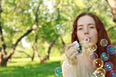 Park ve sabun köpüğü Kızıl saçlı kadın