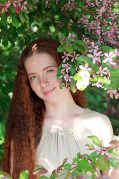 Schöne Frau Mit Langen Roten Haaren Der Nähe Eines Blühenden — Stockfoto
