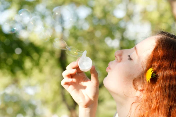 Kvinna Med Rött Hår Parken Och Såpbubblor — Stockfoto