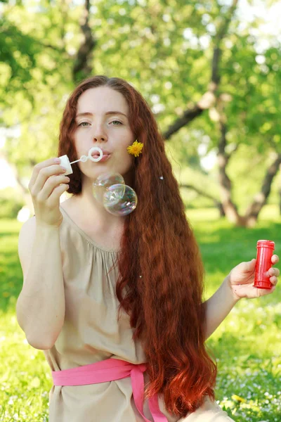 Kvinna Med Långa Röda Hår Parken Och Såpbubblor — Stockfoto