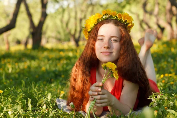 Belle Femme Aux Longs Cheveux Roux Dans Parc — Photo