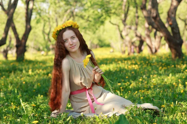 Krásná Žena Dlouhé Červené Vlasy Shromažďuje Jarní Květiny — Stock fotografie