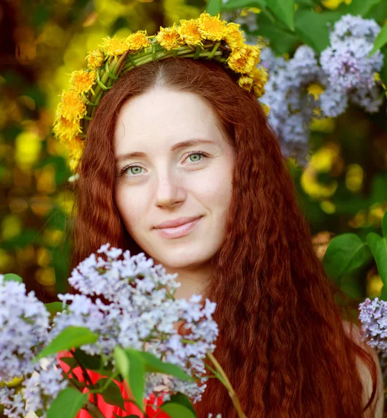 Schöne Rothaarige Frau Und Blühender Flieder Auf Verschwommenem Hintergrund — Stockfoto