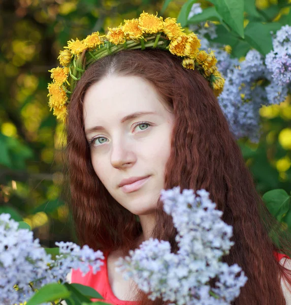 Belle Femme Aux Cheveux Roux Lilas Fleurs Sur Fond Flou — Photo