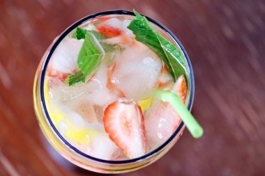 Fotoğraf bir serinletici meyve içecek bir bardak masanın üzerine