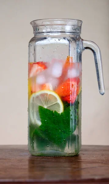 Foto Osvěžující Ovocný Drink Karafy Stůl — Stock fotografie