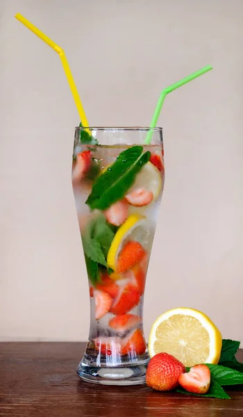 Foto Eines Erfrischenden Fruchtgetränks Einem Glas Auf Dem Tisch — Stockfoto