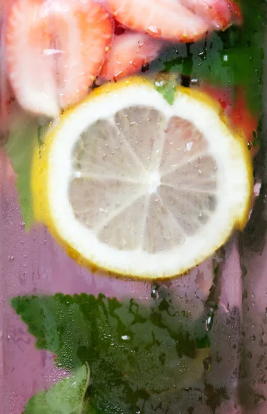 Φωτογραφία Από Ένα Δροσιστικό Ποτό Φρούτων Καράφα Ένα Κοντινό Πλάνο — Φωτογραφία Αρχείου