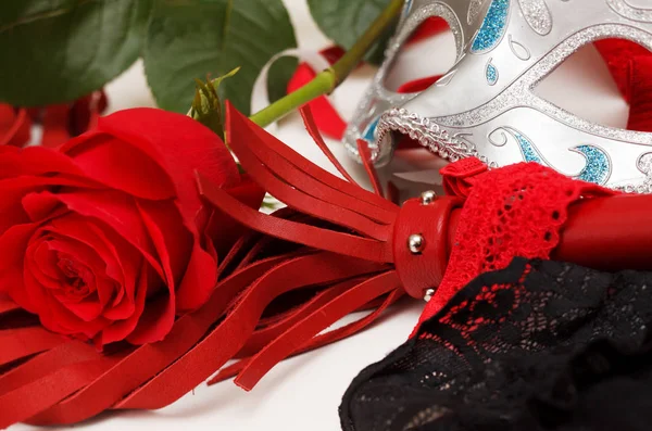 Rode Zweep Rose Masker Een Wit — Stockfoto