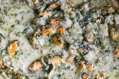 Midye soğan ve dereotu sosu yakın çekim