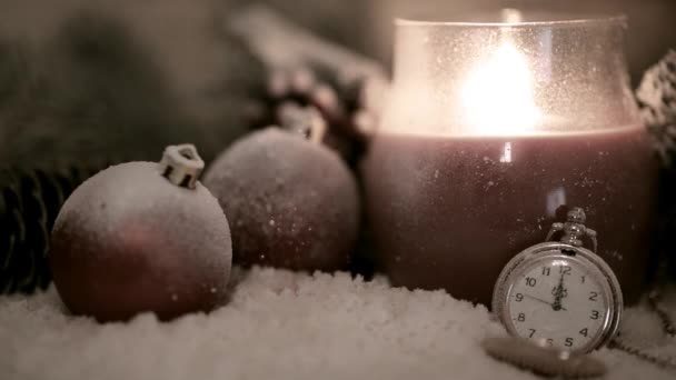 Kaars Lantaarn Kerstballen Klok Sneeuw — Stockvideo