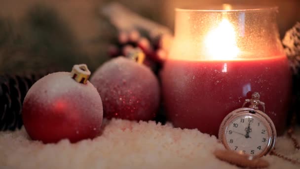 Kerzenlaterne Weihnachtskugeln Und Uhr Schnee — Stockvideo