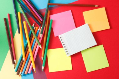 Çok renkli çıkartmalar ve renkli kalemler gidiyoruz