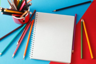 Defter ve kalem renkli kağıda yalan