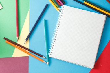 Defter ve kalem renkli kağıda yalan.