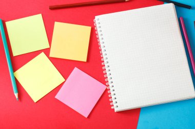 Defter, çıkartmalar ve kalem renkli kağıda yalan