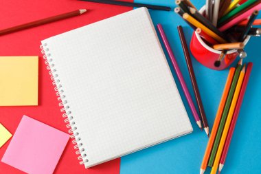 Defter, çıkartmalar ve kalem renkli kağıda yalan