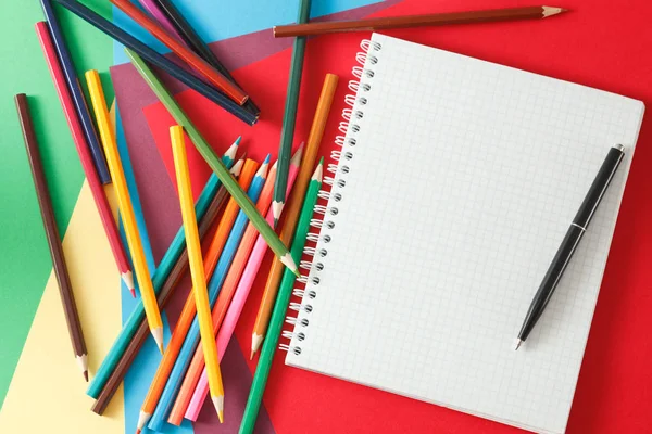 Cuaderno Bolígrafo Lápices Yacen Sobre Papel Colores — Foto de Stock