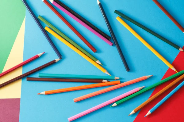 Lápis Multicoloridos Sobre Papel Colorido Papelaria Mesa — Fotografia de Stock