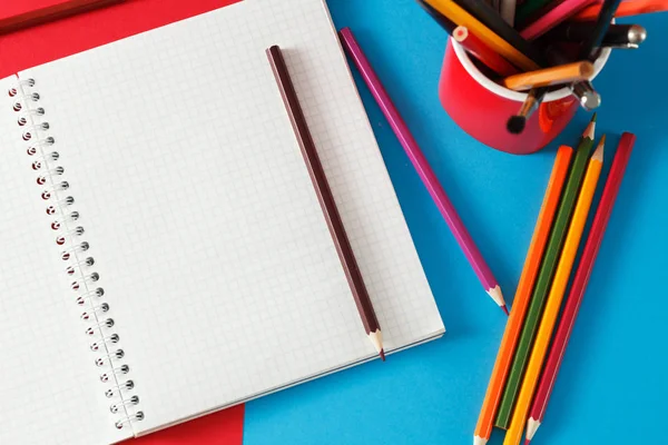 Notatnik Ołówki Leżą Papier Kolorowy — Zdjęcie stockowe