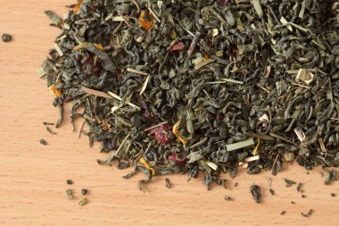 Yeşil çay ile arka plan. Kurutulmuş yeşil çay masada bırakır. Dökülen çay yaprakları.