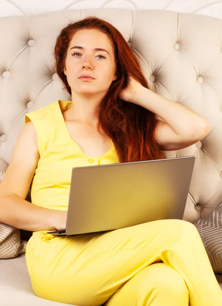 Krásná Žena Žlutém Obleku Notebookem Sedět Gauči — Stock fotografie