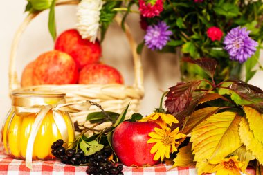 Elma ve tabl çiçekler Sonbahar bileşimi