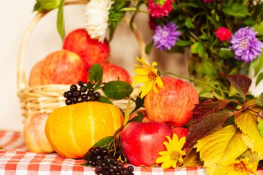 Kabak, elma ve tabl çiçekler Sonbahar bileşimi