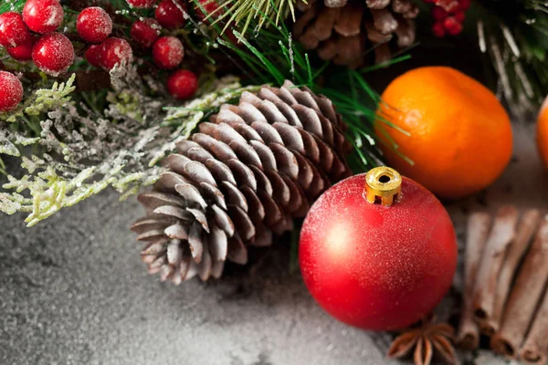 Güzel Noel Dekorasyonu Masanın Üzerine Kar — Stok fotoğraf