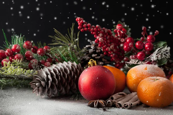 美しいクリスマスの装飾や夜の雪 — ストック写真
