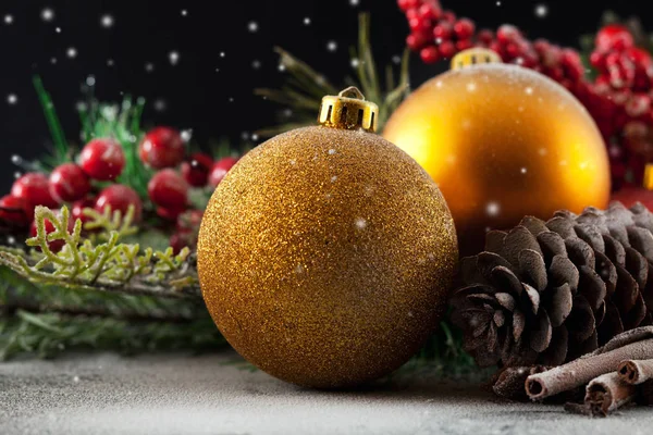 Mooie Kerstballen Sneeuw Nadert — Stockfoto