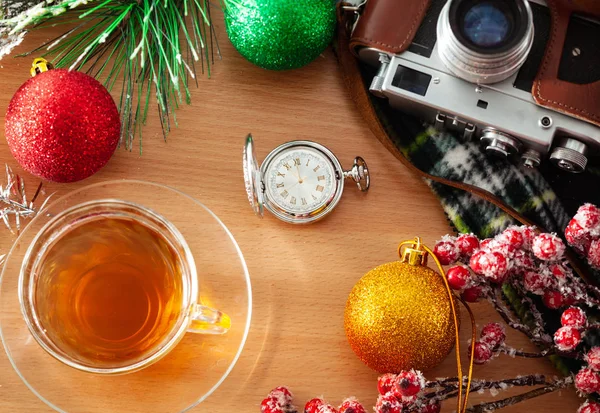 Xícara Chá Câmera Retro Mesa Com Decorações Natal — Fotografia de Stock