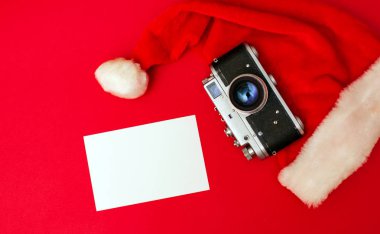 Şapka, eski retro kamera ve fotoğraf üzerinde kırmızı bir adam