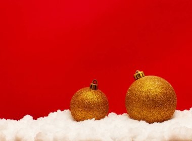 Üstünde kırmızı bir arka plan üzerinde kar Noel topları