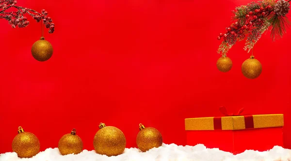 Regalo Bolas Navidad Sobre Nieve Sobre Fondo Rojo —  Fotos de Stock