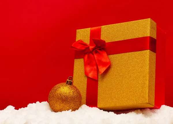 Gift Christmas Ball Snow Red Backgroun — Stock Photo, Image