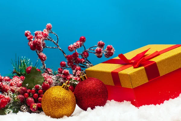 青い背景がある雪の贈り物やクリスマス ボール — ストック写真