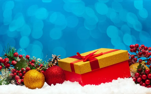 青色の背景に雪の贈り物やクリスマス ボール — ストック写真