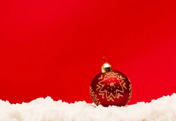 Kerst Bal Sneeuw Rode Achtergrond — Stockfoto