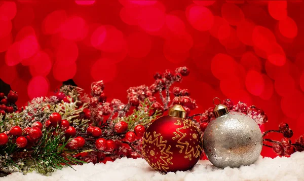 赤の背景に雪のクリスマス ボール — ストック写真