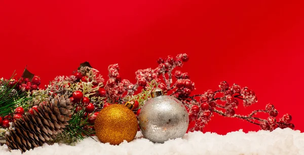 Weihnachtskugeln Schnee Auf Rotem Grund — Stockfoto