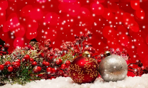 Рождественские Шары Снегу Красной Спине — стоковое фото