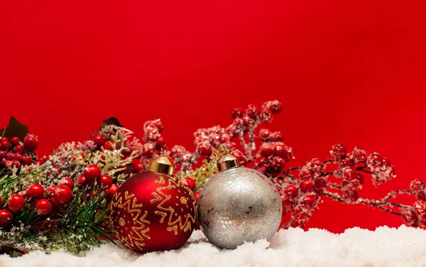 Kerstballen Sneeuw Een Rode Pagina — Stockfoto