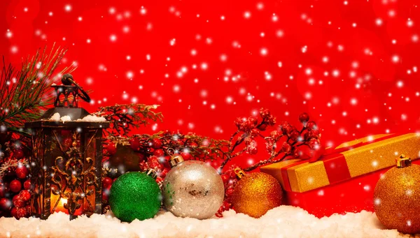Svíčka Lucerna Dárkové Vánoční Koule Sněhu Červeném Pozadí — Stock fotografie