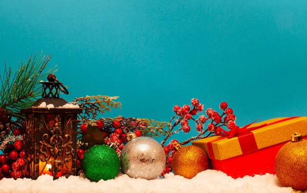 Linterna Vela Bolas Regalo Navidad Nieve Sobre Fondo Azul —  Fotos de Stock