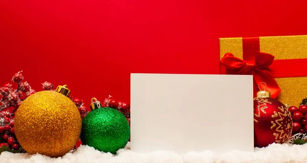 Weihnachtskugeln Notiz Und Geschenk Auf Rotem Hintergrund — Stockfoto
