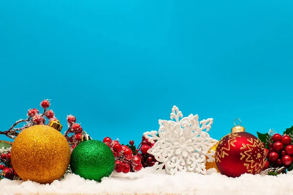 Kerstballen Sneeuw Een Blauwe Achtergrond — Stockfoto
